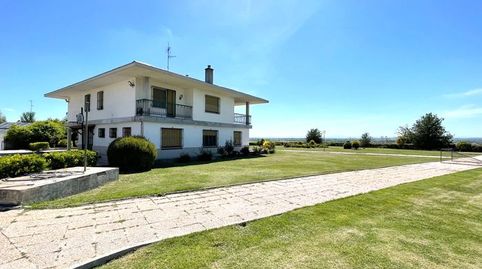 CABRERIZOS (A 15 MINUTOS DE SALAMANCA). Parcela de 5.500 m2 urbanos, situada en un enclave privilegiado. Gran casa de 500 m2 en do