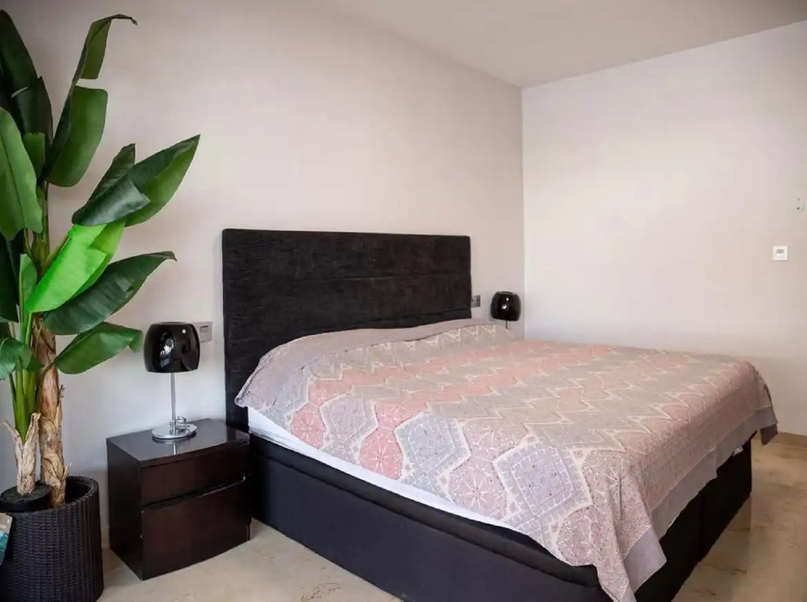Dormitori de Pis en venda en Marbella amb Aire condicionat, Terrassa i Moblat