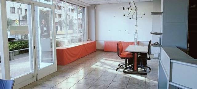 Local comercial en Alquiler en escoriaza y fabro en Ciudad Jardín - Parque Roma