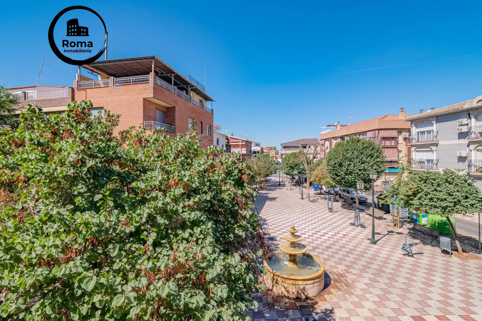 Vista exterior de Casa adosada en venda en Granada amb Aire condicionat, Terrassa i Moblat