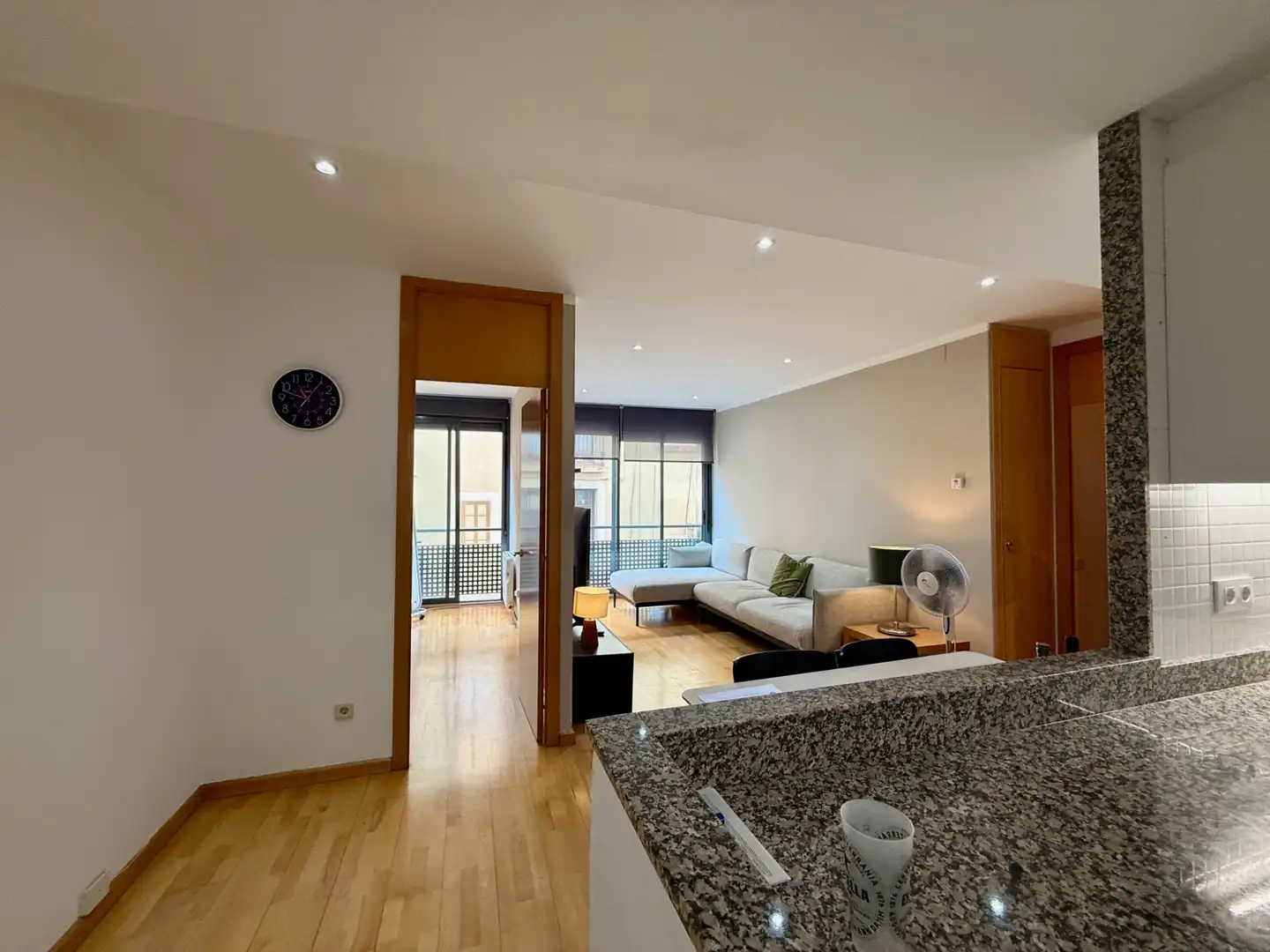 Sala d'estar de Pis en venda en Barcelona amb Calefacció, Parquet i Forn