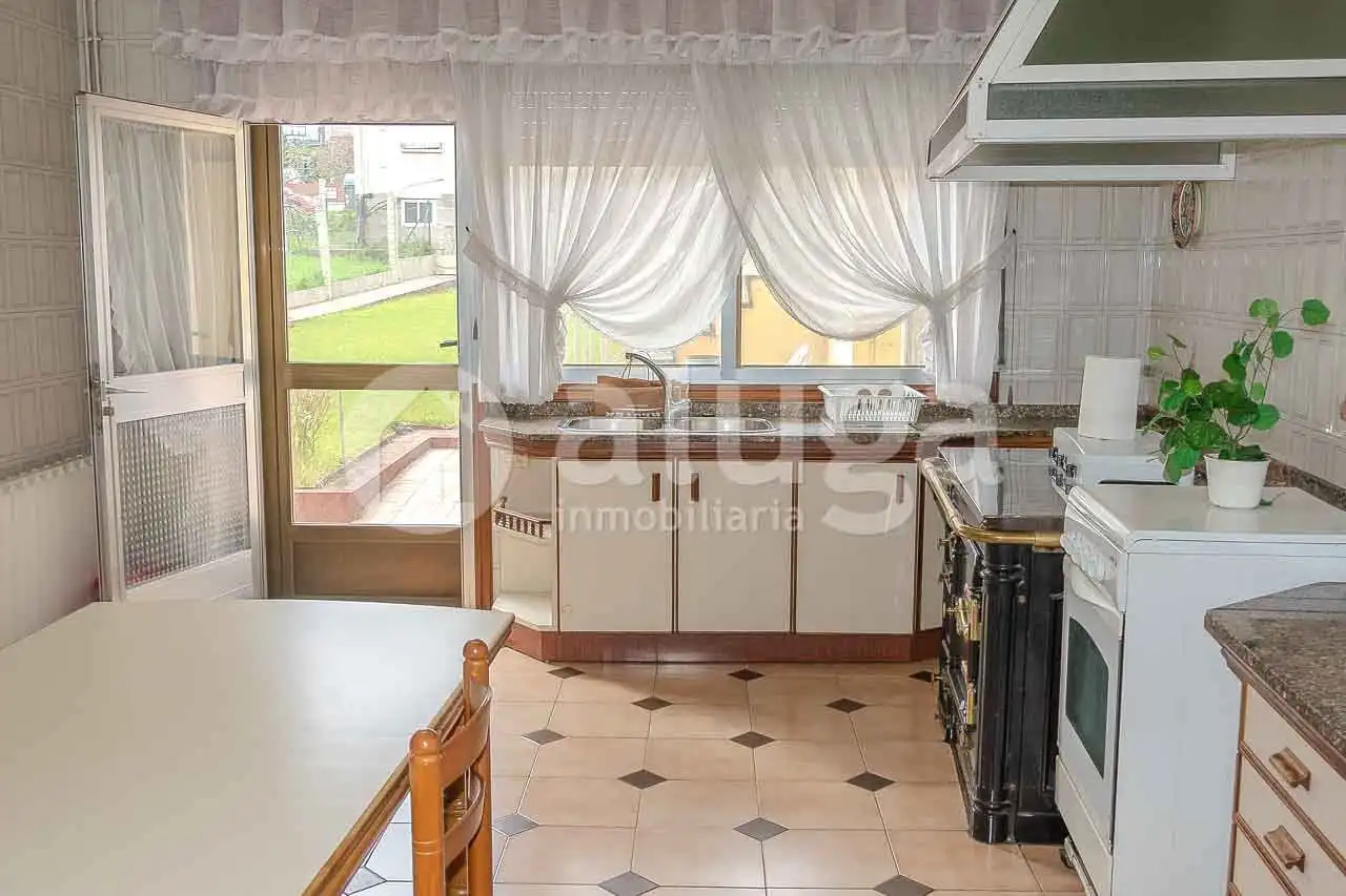 Cuina de Finca rústica en venda en Cangas  amb Calefacció, Jardí privat i Terrassa
