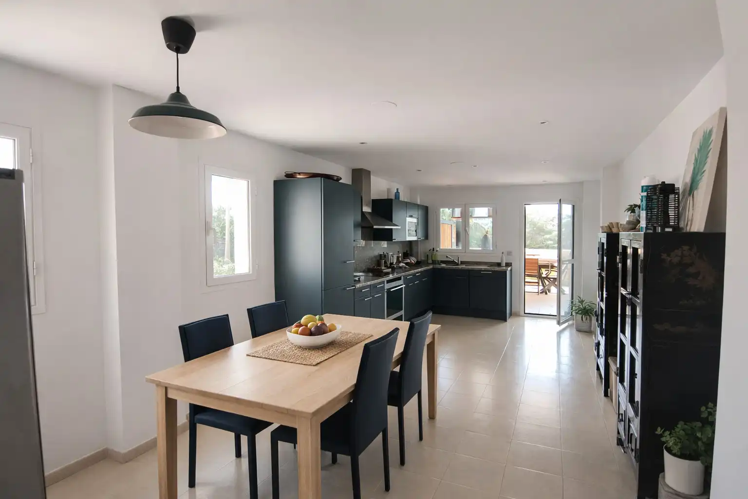 Küche von Wohnung zum Verkauf in Sotogrande mit Klimaanlage, Terrasse und Abstellraum