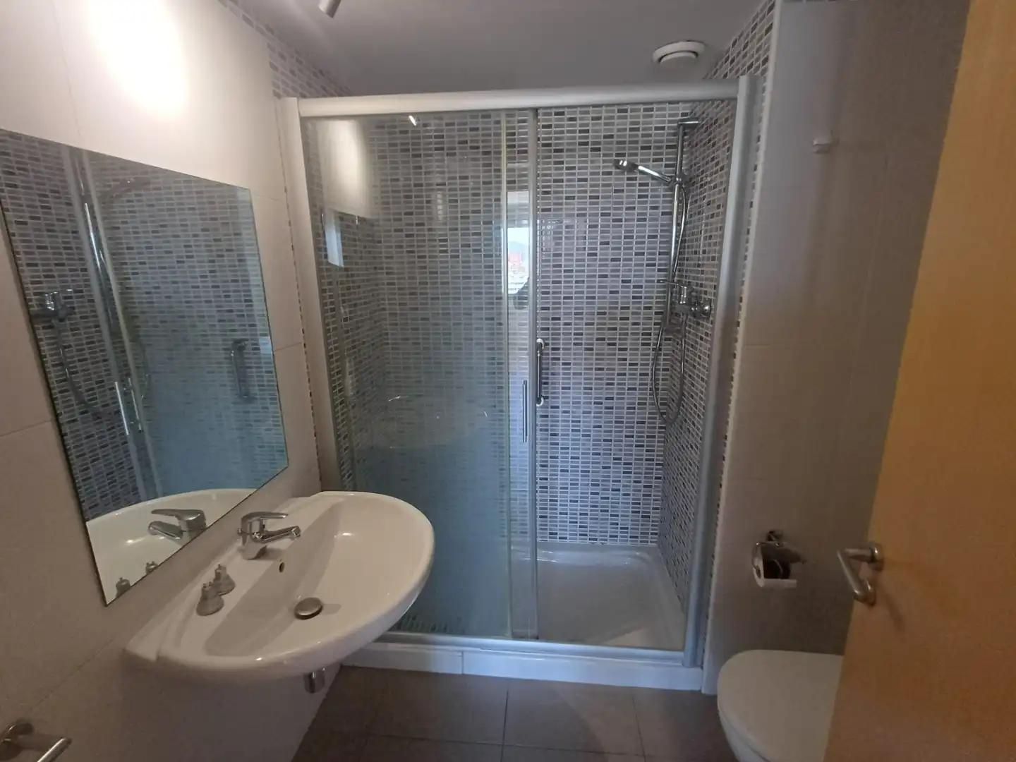 Baño de Piso en venta en Sant Adrià de Besòs con Aire acondicionado, Calefacción y Jardín privado