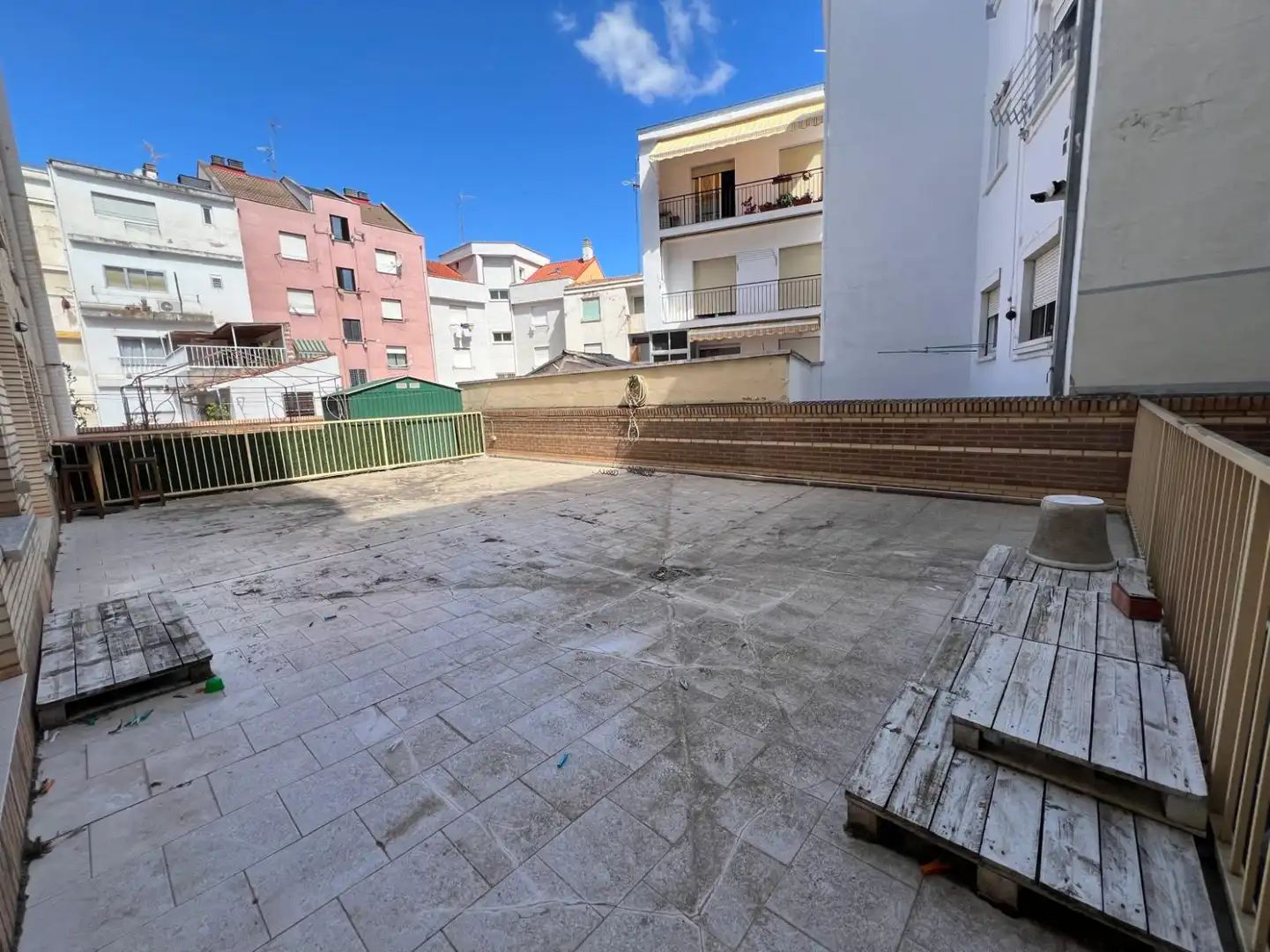 Außenansicht von Wohnung zum Verkauf in  Logroño mit Heizung, Parkett und Terrasse