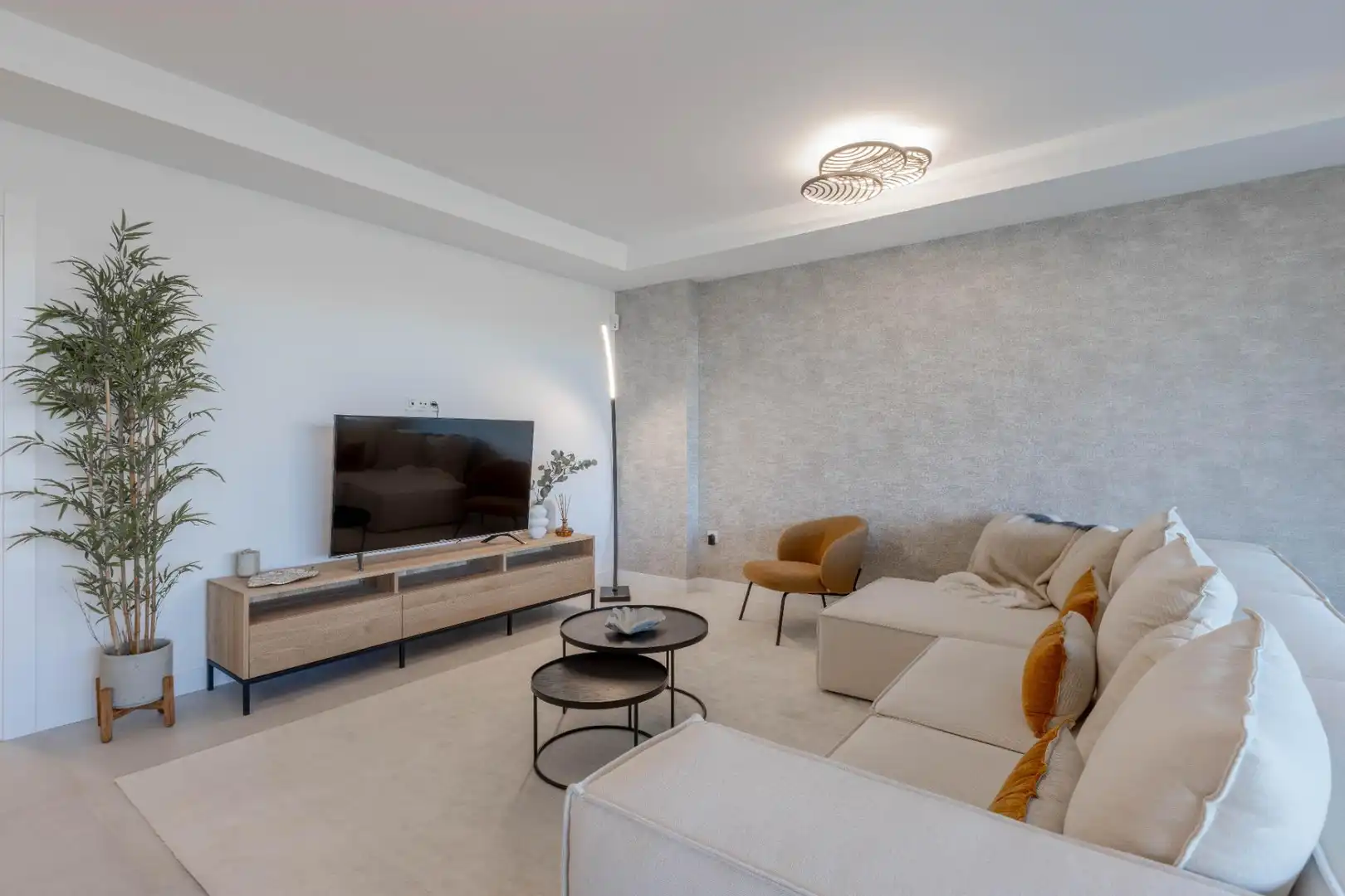 Sala d'estar de Casa adosada en venda en Mijas amb Aire condicionat, Calefacció i Jardí privat
