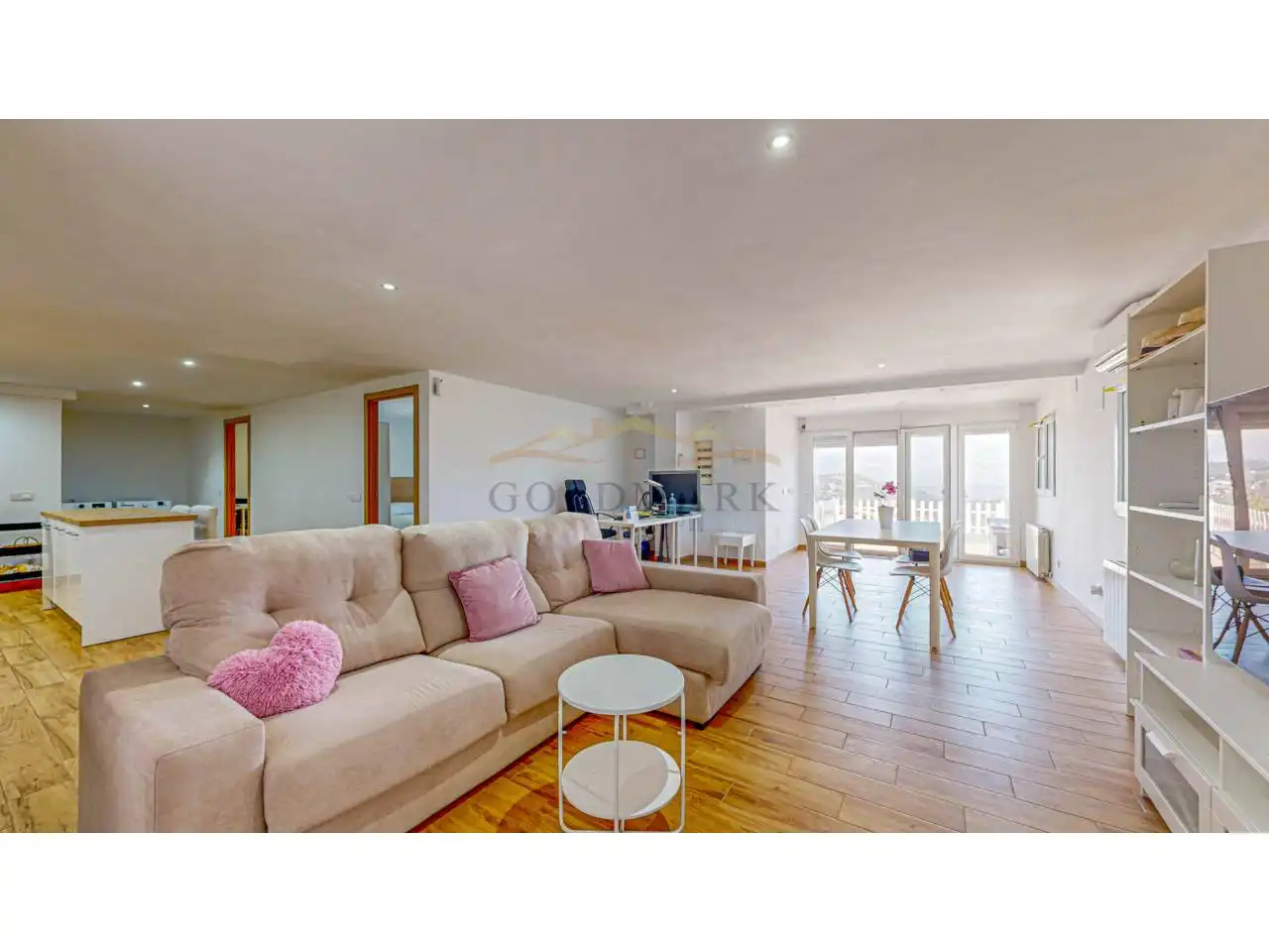 Sala d'estar de Casa o xalet en venda en Corbera de Llobregat amb Aire condicionat, Jardí privat i Terrassa