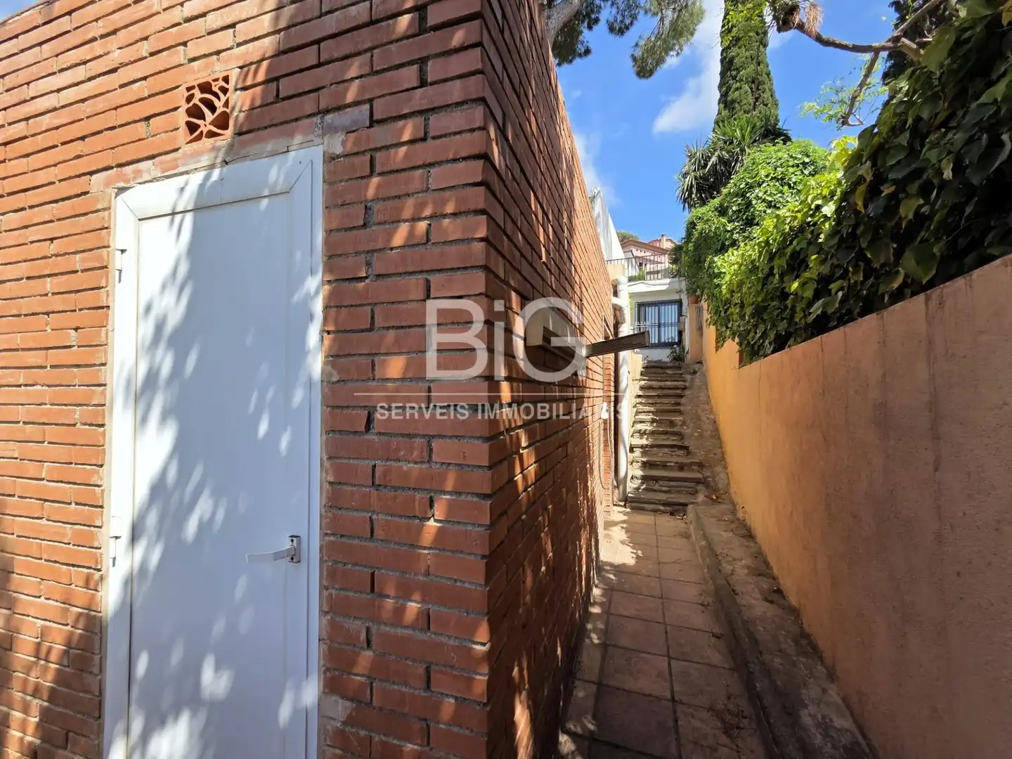 Vista exterior de Casa o xalet en venda en Mataró amb Calefacció, Jardí privat i Terrassa