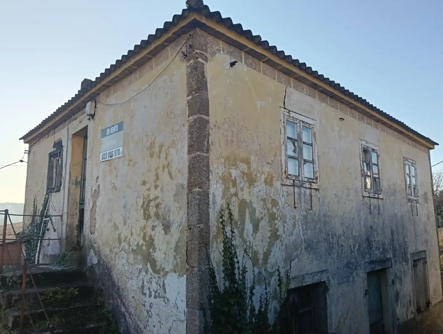 Vista exterior de Casa adosada en venda en Coirós amb Jardí privat
