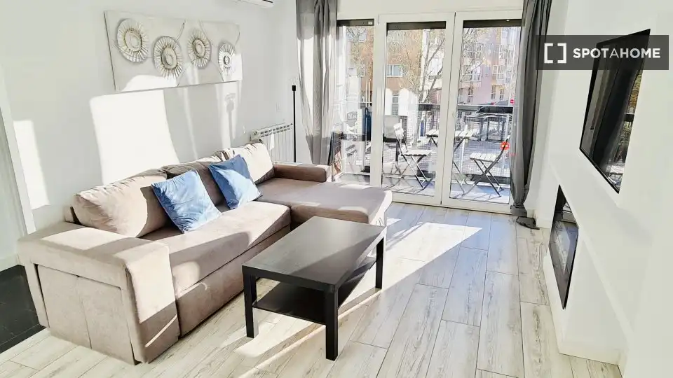Living room of Flat for rent in Madrid  with Air Conditioner, Heating and Furnished