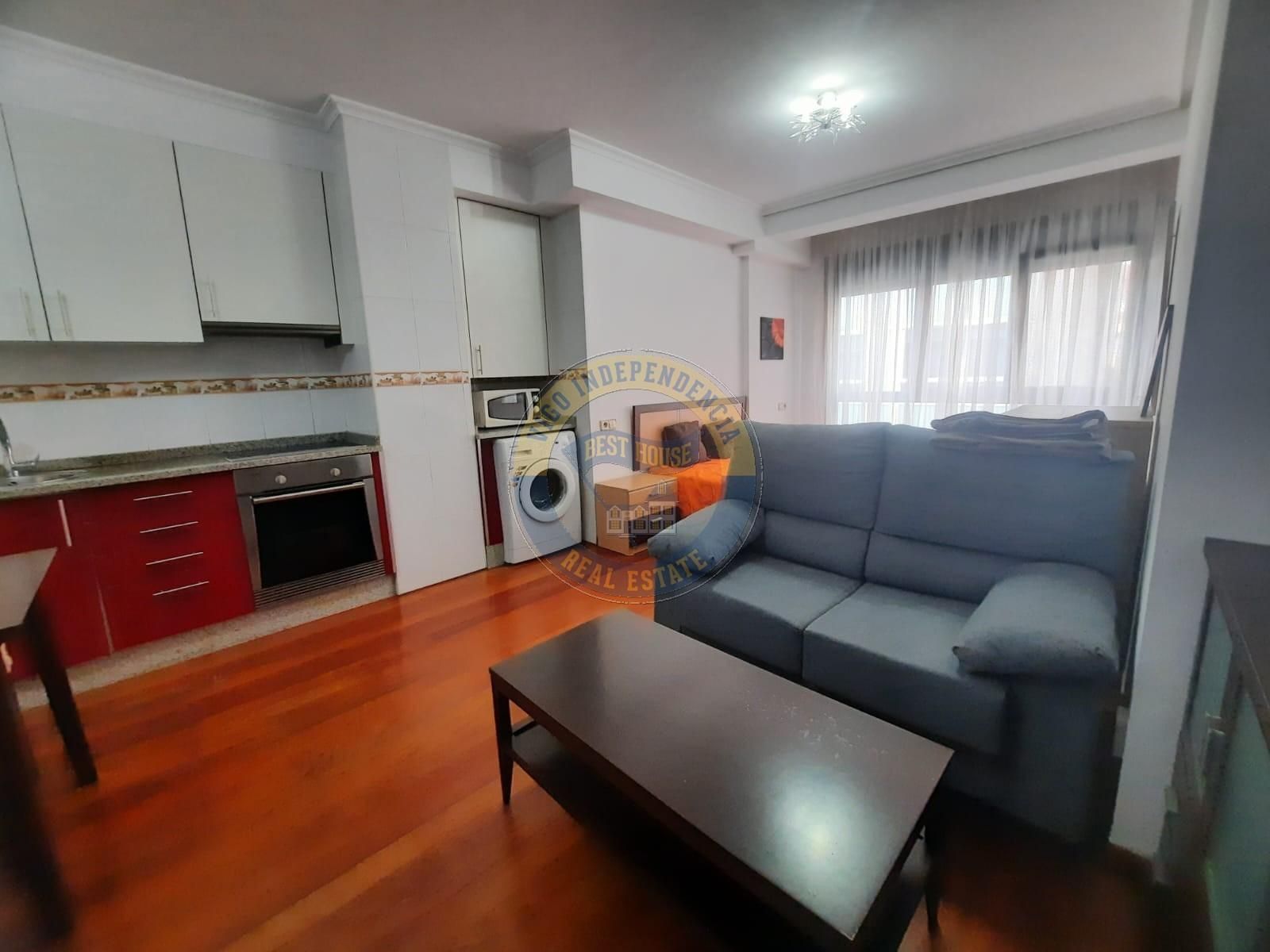 Sala d'estar de Estudi en venda en Vigo  amb Calefacció, Terrassa i Traster