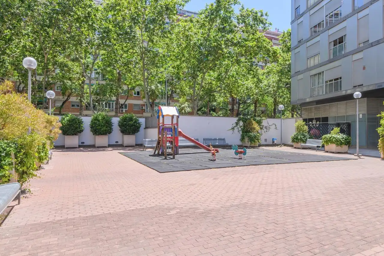 Außenansicht von Wohnung zum Verkauf in Barcelona mit Klimaanlage, Heizung und Privatgarten