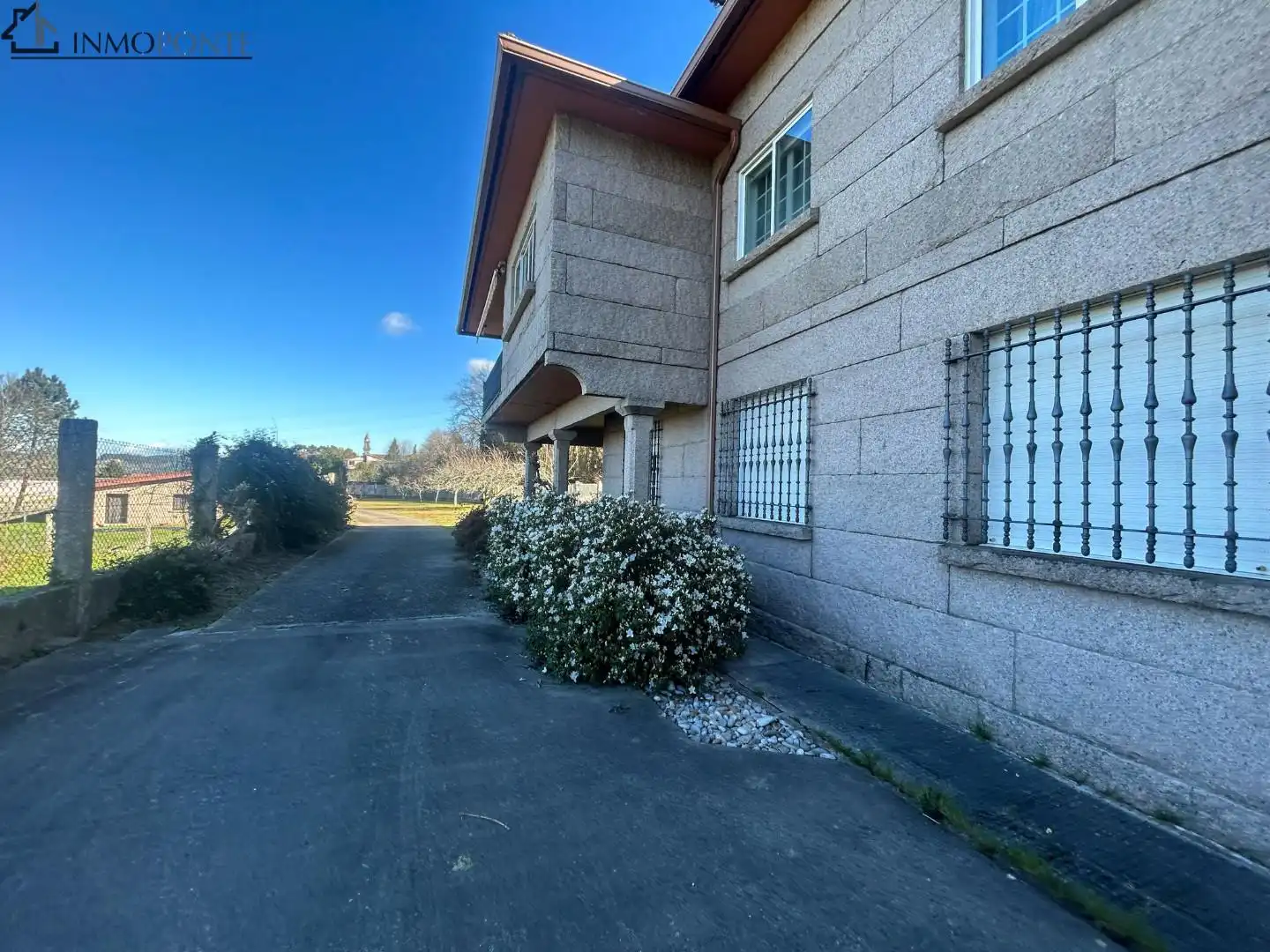 Vista exterior de Casa o xalet en venda en Pontevedra Capital  amb Calefacció, Jardí privat i Terrassa