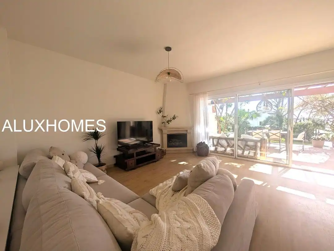 Sala de estar de Casa o chalet en venta en La Alcaidesa con Aire acondicionado, Calefacción y Jardín privado
