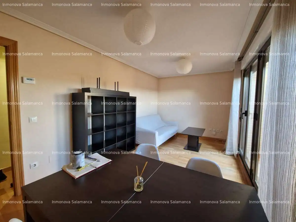 Schlafzimmer von Dachboden zur Miete in Salamanca mit Heizung, Terrasse und Möbliert