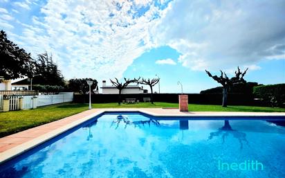 Piscina de Casa adosada en venda en Viladecans amb Aire condicionat, Calefacció i Jardí privat
