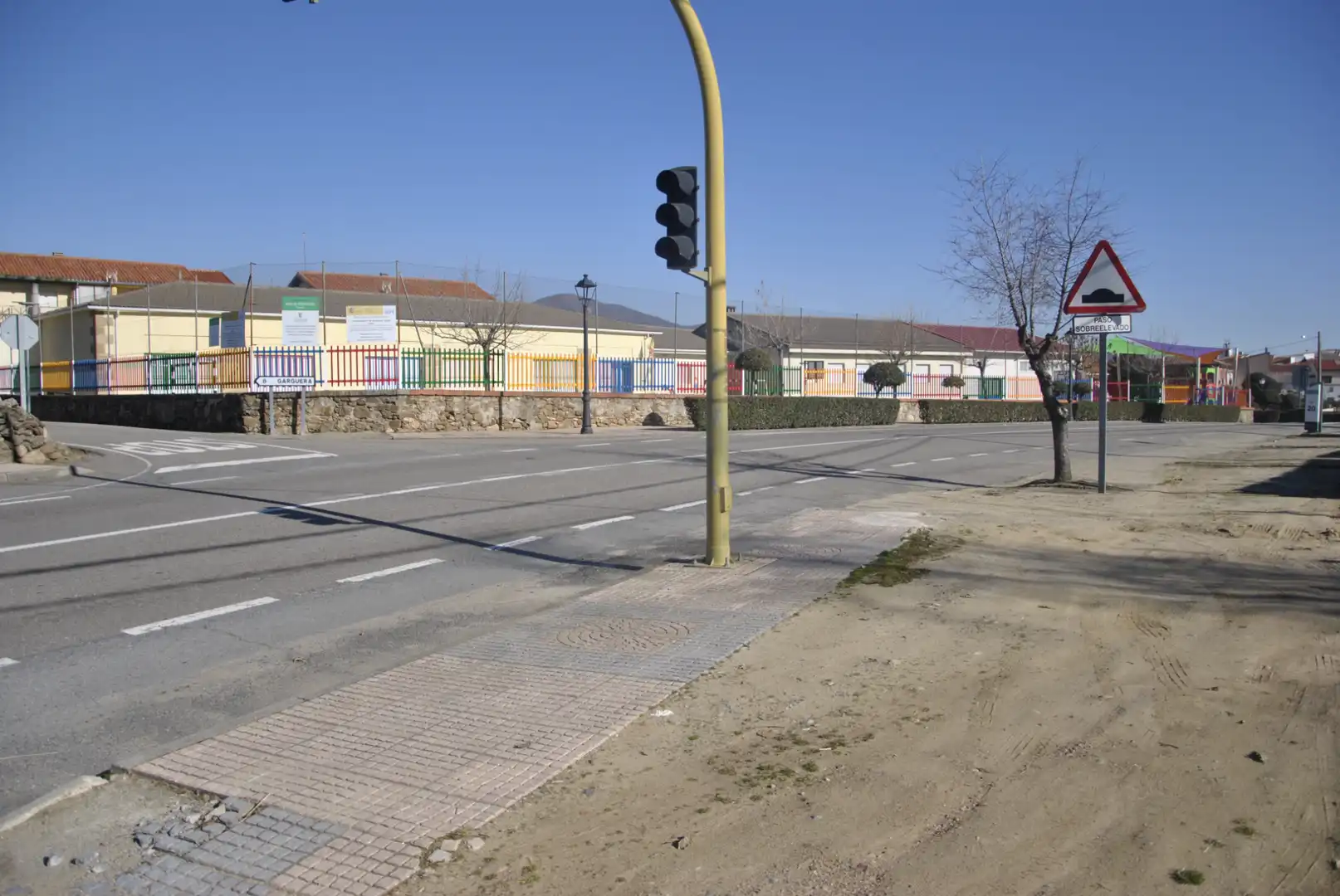 Außenansicht von Einfamilien-Reihenhaus zum Verkauf in Tejeda de Tiétar mit Heizung, Terrasse und Möbliert