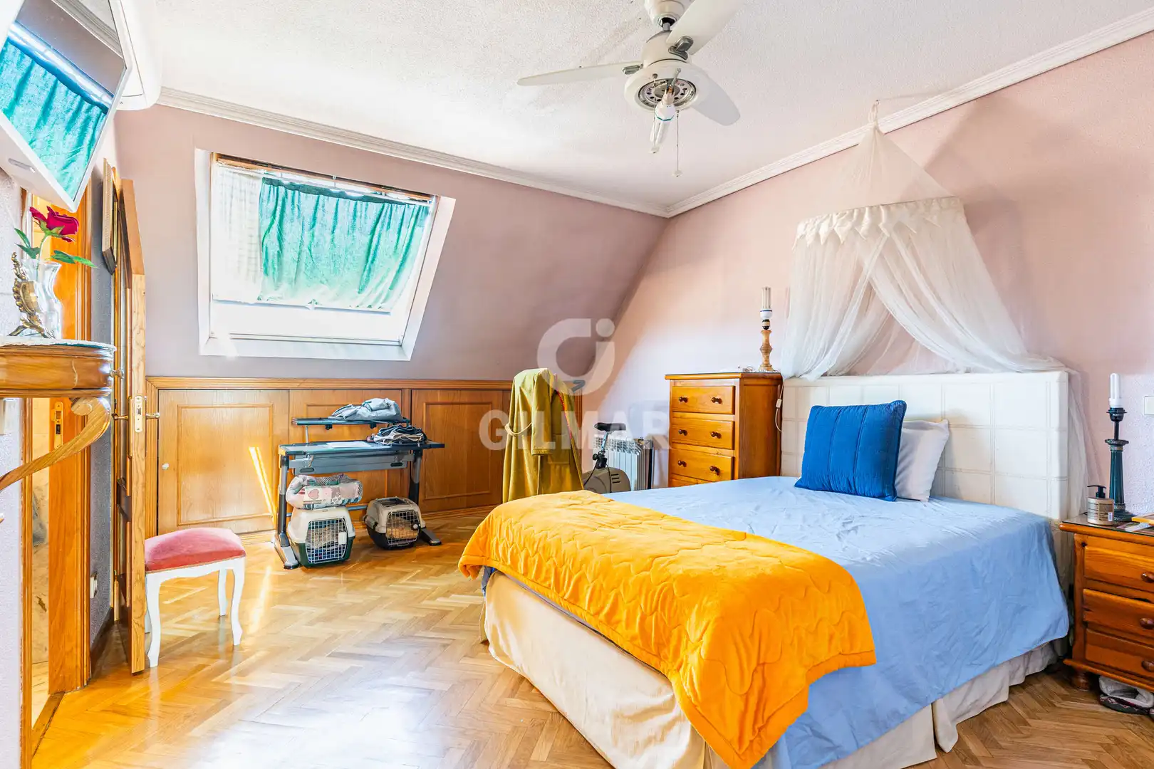 Habitación de Casa adosada en venta en Madrid con Calefacción y Jardín privado