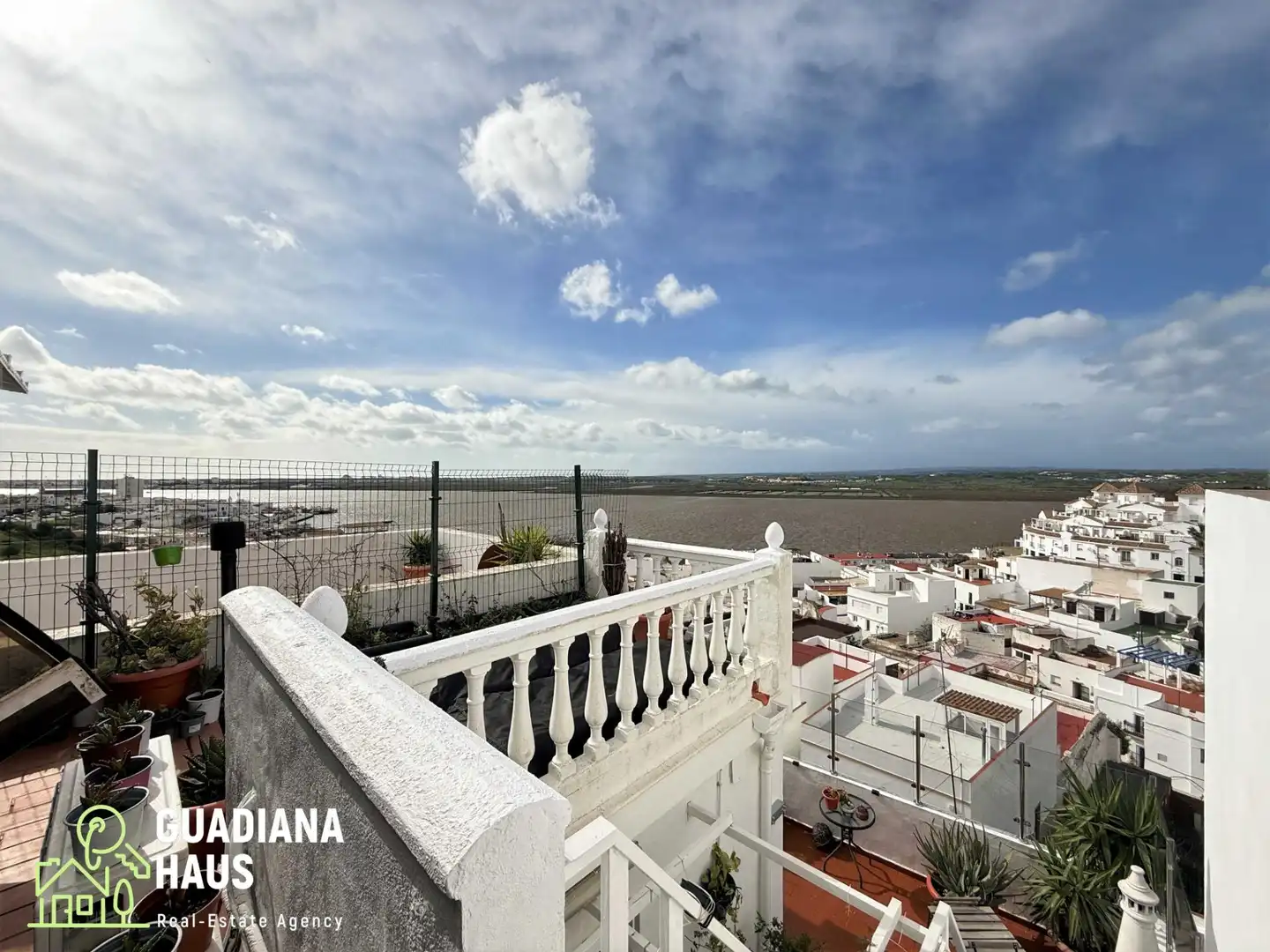 Vista exterior de Casa adosada en venda en Ayamonte amb Aire condicionat, Calefacció i Terrassa