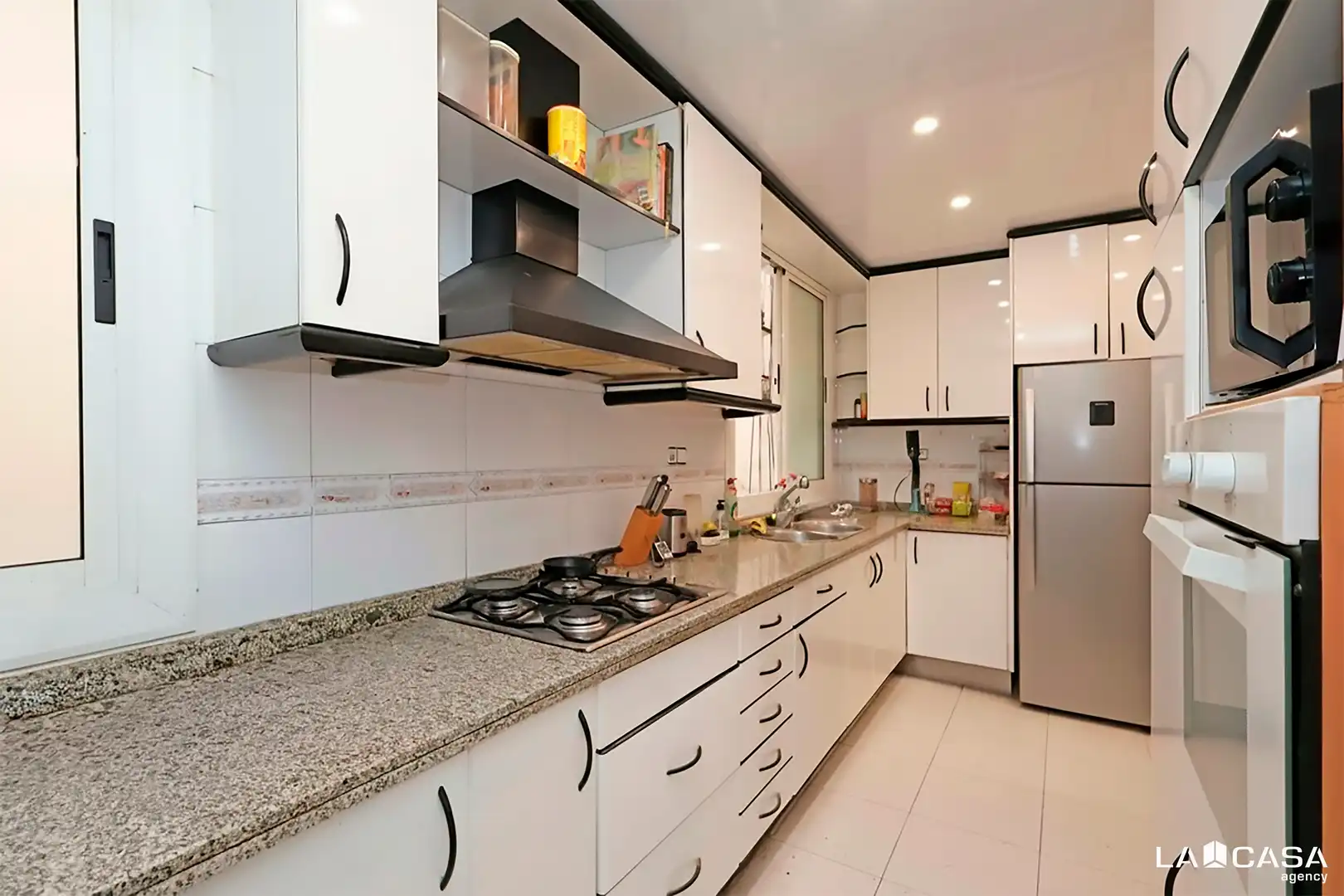 Cocina de Piso en venta en Barcelona con Calefacción, Trastero y Balcón