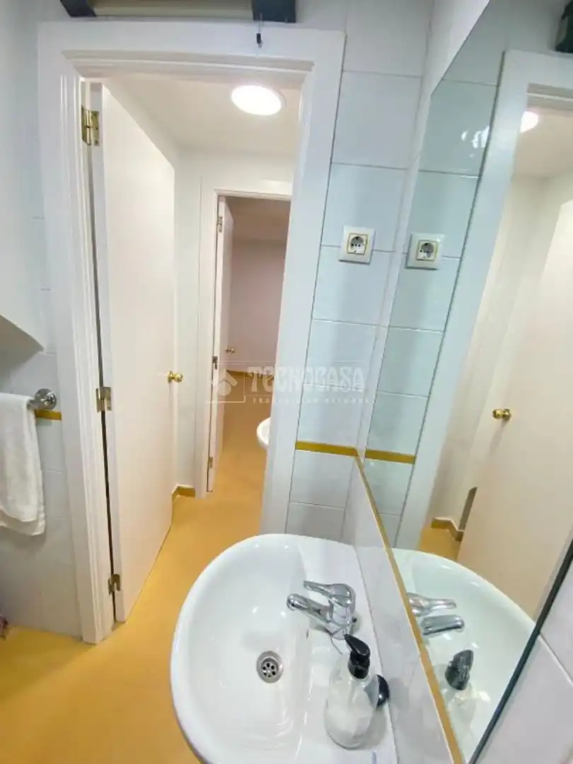 Baño de Local de alquiler en Madrid con Aire acondicionado y Calefacción