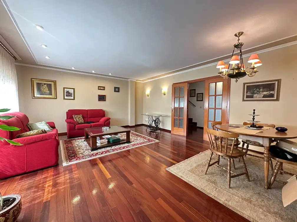 Sala de estar de Casa o chalet en venta en Santiago de Compostela  con Calefacción, Jardín privado y Parquet