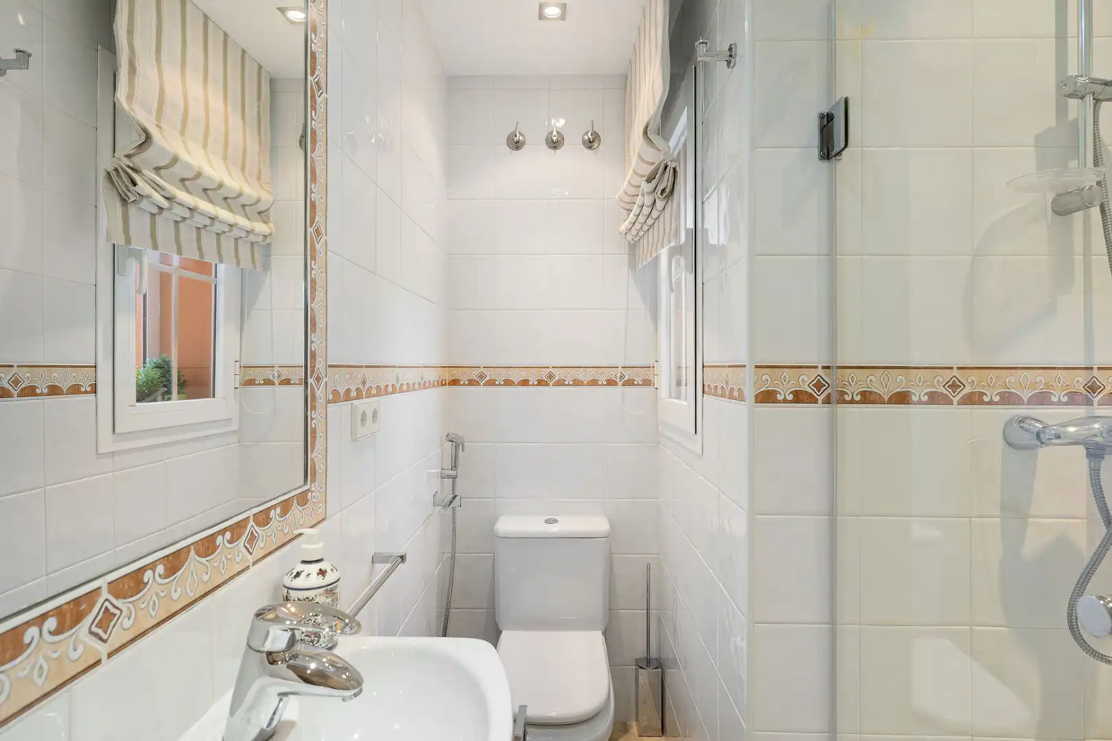 Bathroom of Attic for sale in Marbella  with Terrace, Swimming Pool and Alarm
