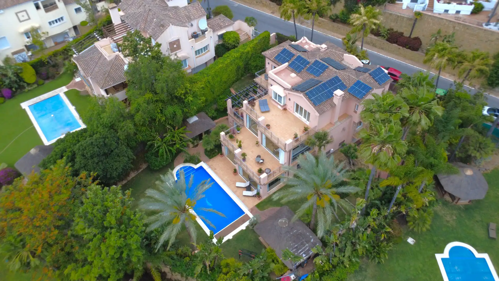 Vista exterior de Casa o xalet en venda en Marbella amb Aire condicionat, Jardí privat i Terrassa