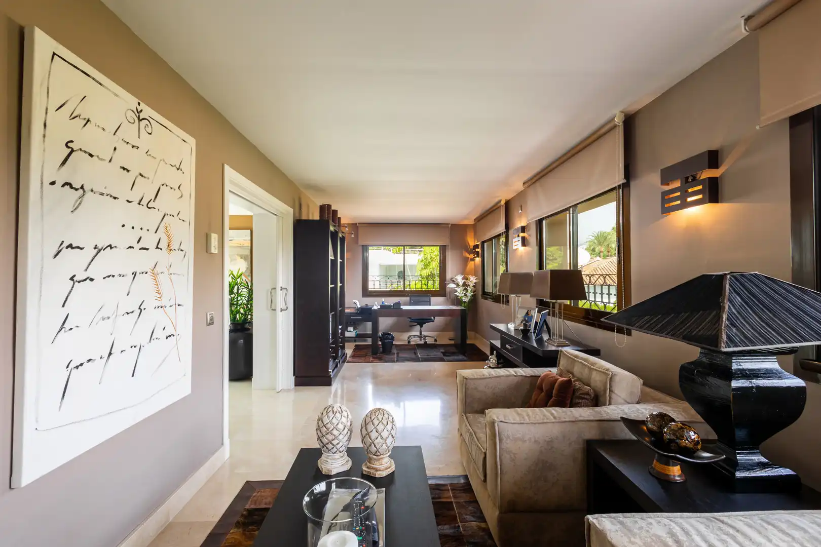 Sala d'estar de Casa o xalet en venda en Marbella amb Aire condicionat, Jardí privat i Terrassa