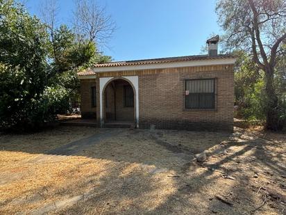 Vista exterior de Casa o xalet en venda en Carmona amb Terrassa i Piscina