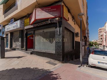 Local comercial en venta en C. la Luna, 11, 23009 Jaén, Spain