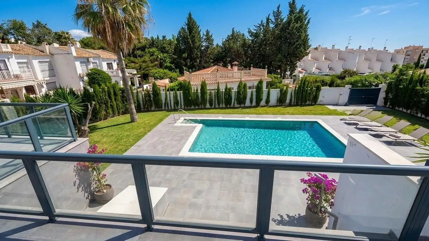 Piscina de Casa adosada en venda en Torremolinos amb Aire condicionat, Calefacció i Jardí privat