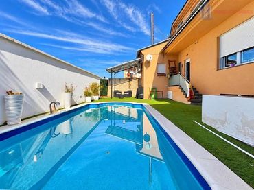 Casa con piscina en venta en JULIO ROMERO 24