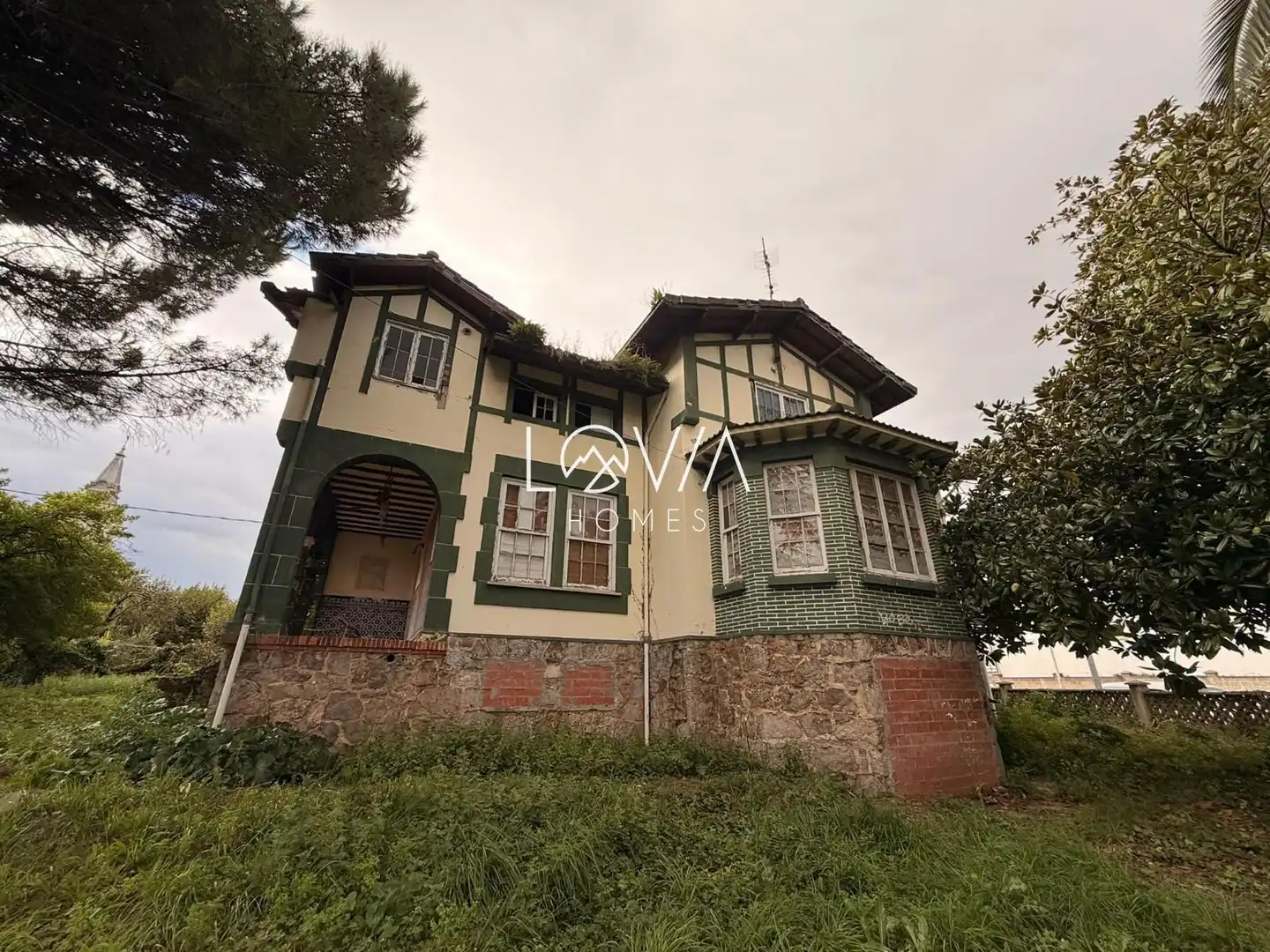 Vista exterior de Casa o xalet en venda en El Carbayedo - El Quirinal