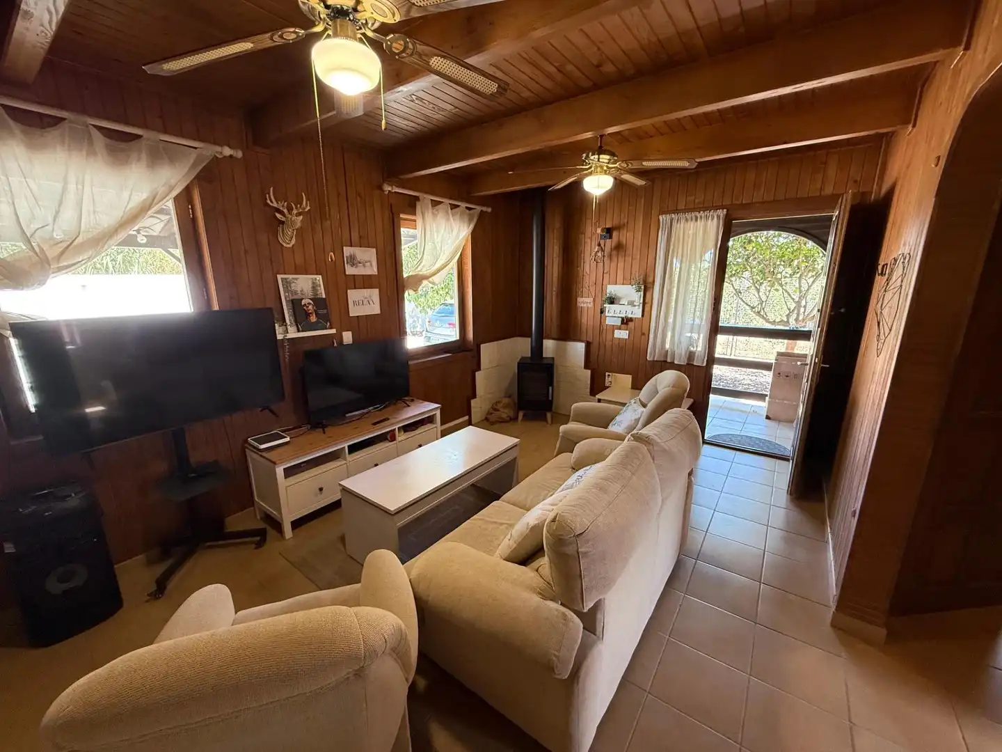 Sala d'estar de Finca rústica en venda en Estepona amb Aire condicionat, Jardí privat i Piscina