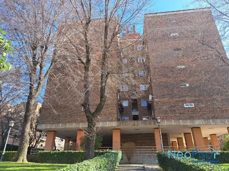 Vista exterior de Piso en venta en Alcorcón con Piscina comunitaria