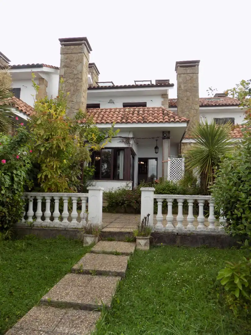 Vista exterior de Casa adosada en venda en Gijón  amb Calefacció, Jardí privat i Terrassa