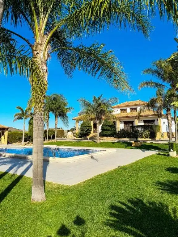 Vista exterior de Casa o xalet en venda en Orihuela amb Aire condicionat, Jardí privat i Traster