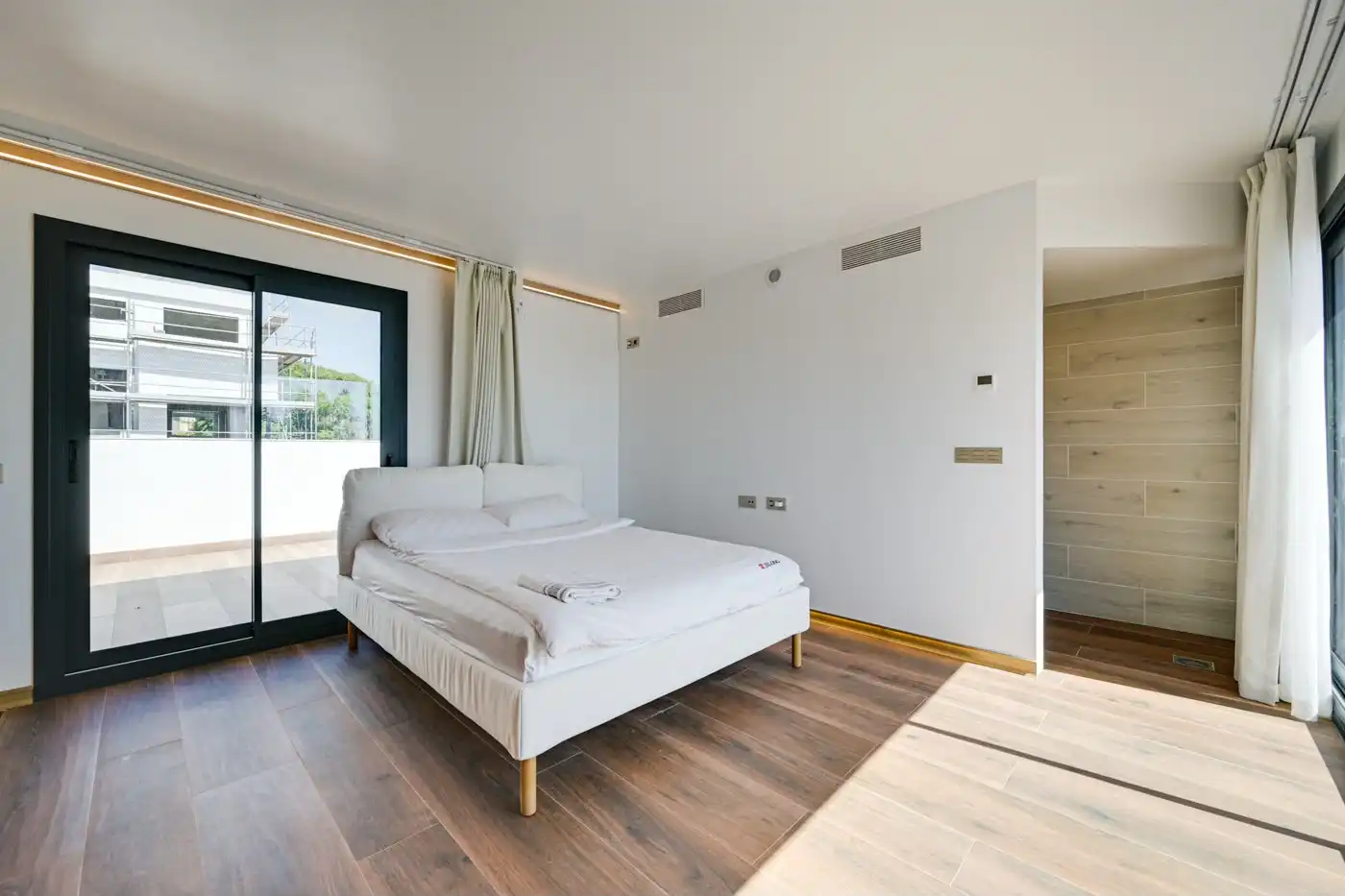 Casa bifamiliare con giardino in vendita a Carrer Margarita Xirgu, imagen 4