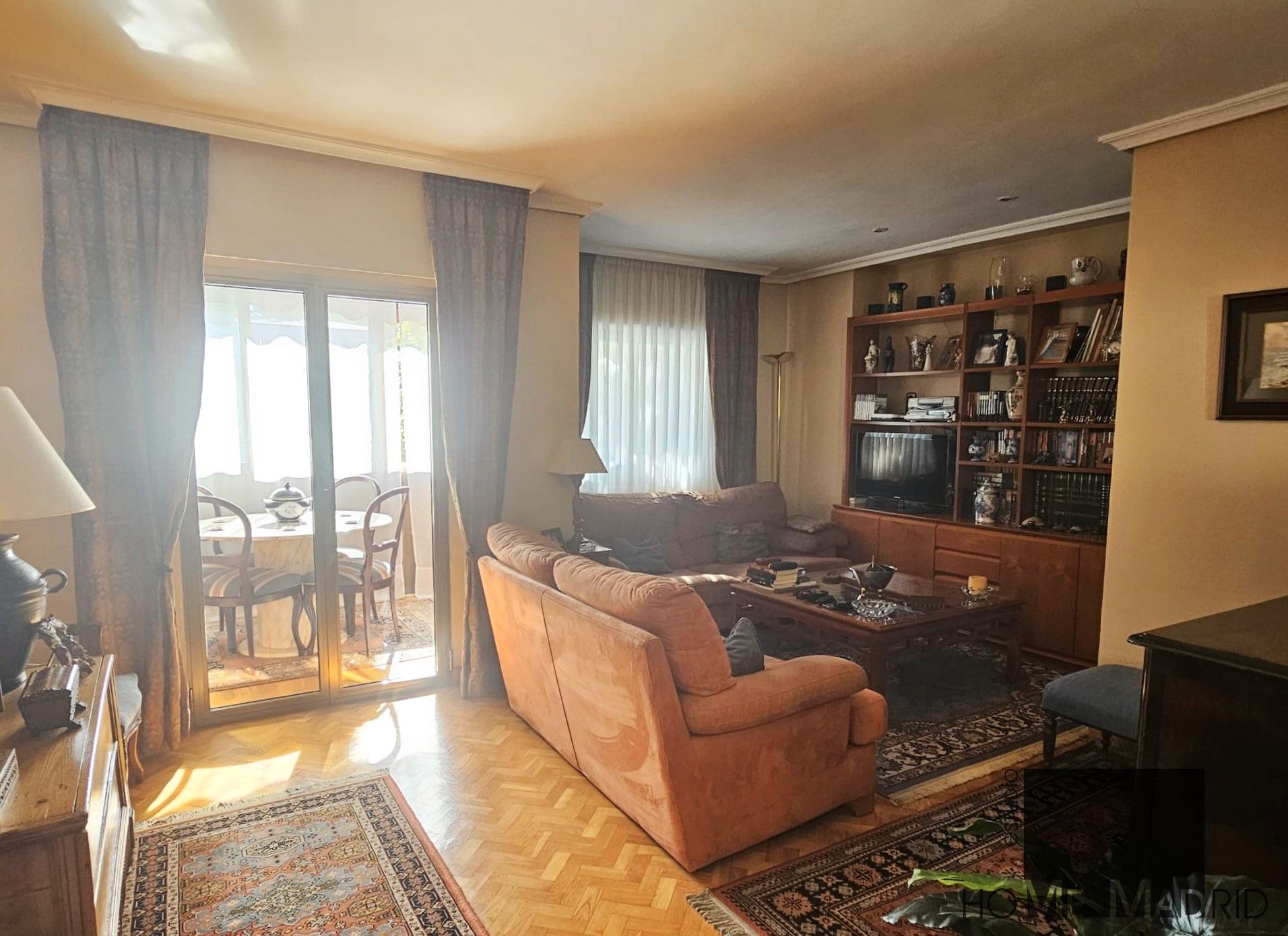 Sala d'estar de Pis en venda en  Madrid Capital amb Calefacció, Parquet i Terrassa