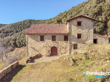 Casa rústica amb jardí en venda a Mas La Cau