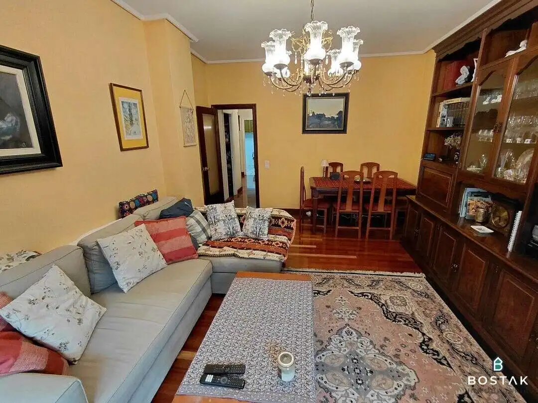 Sala d'estar de Pis en venda en Bilbao  amb Calefacció, Terrassa i Balcó