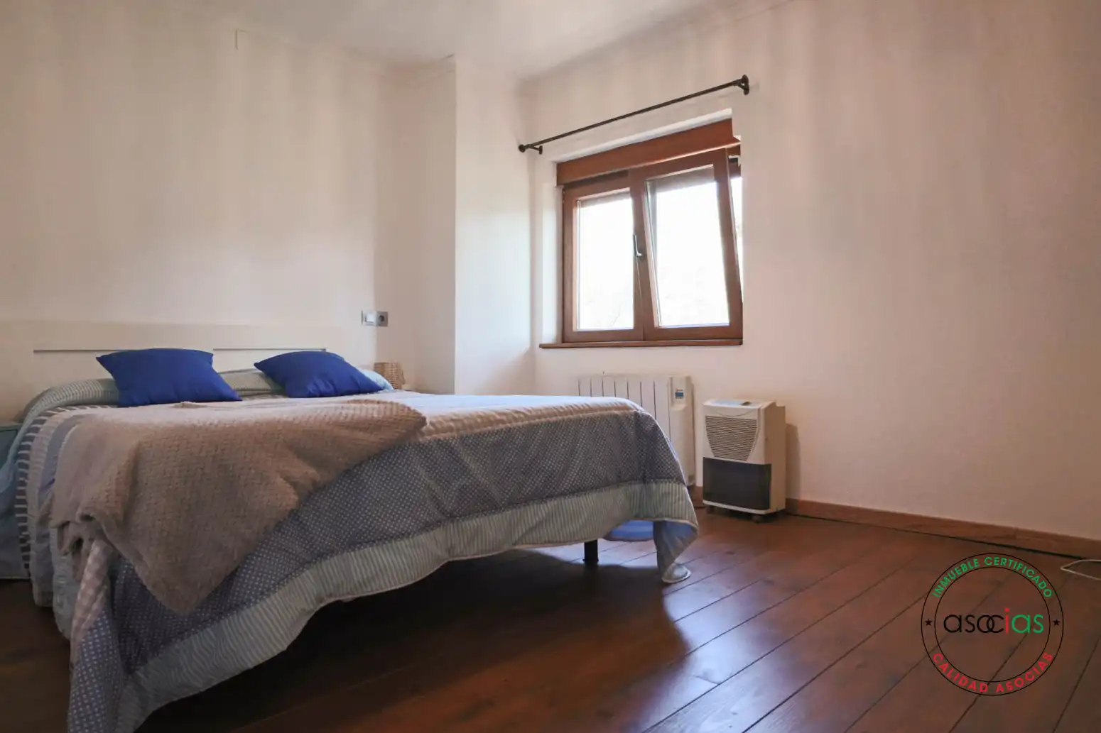 Dormitori de Casa o xalet en venda en Oviedo  amb Calefacció, Jardí privat i Parquet