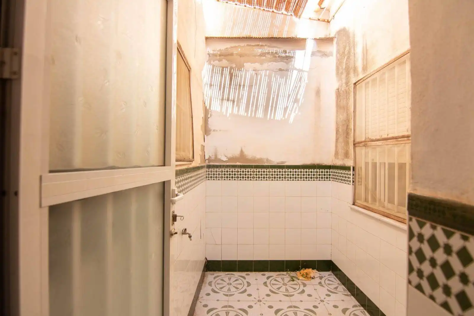 Badezimmer von Einfamilien-Reihenhaus zum Verkauf in Torrevieja mit Klimaanlage, Heizung und Terrasse