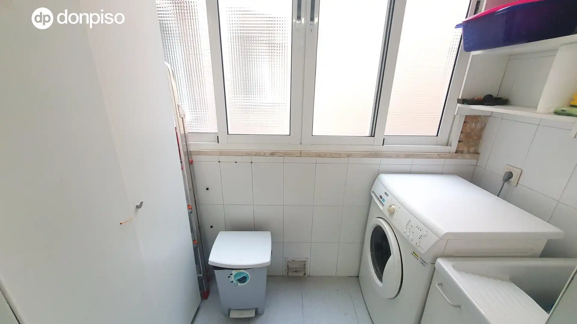 Bathroom of Flat for rent in Granada  with Air Conditioner, Heating and Terrace