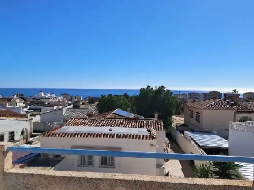Home with pool for sale in Calle Arizona 3