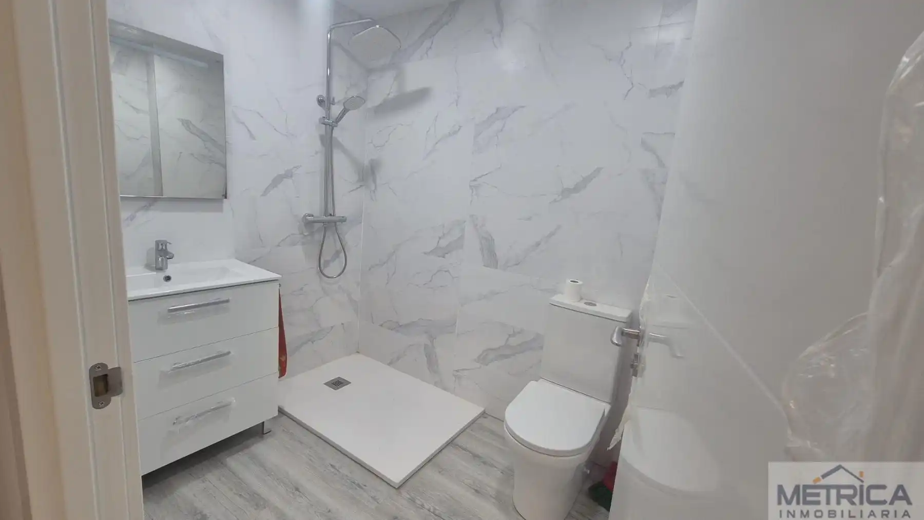 Badezimmer von Wohnungen zur Miete in Salamanca mit Klimaanlage, Heizung und Möbliert