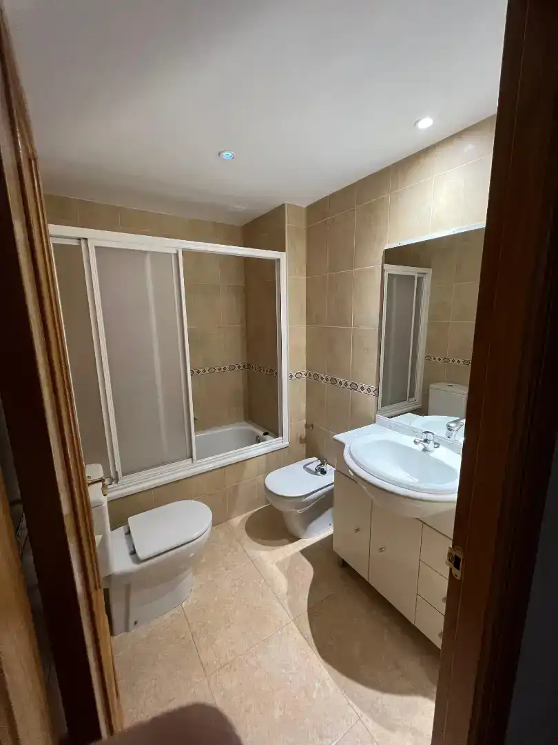 Badezimmer von Wohnung zur Miete in Alcañiz mit Klimaanlage, Parkett und Möbliert