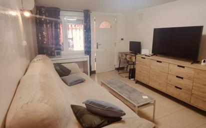 Sala d'estar de Casa adosada en venda en  Madrid Capital amb Aire condicionat, Terrassa i Balcó