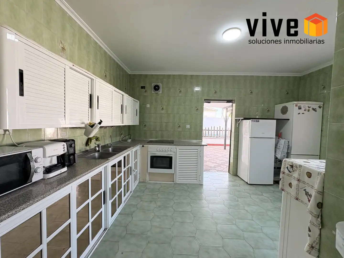 Cocina de Casa adosada en venta en Mairena del Aljarafe con Aire acondicionado, Calefacción y Jardín privado